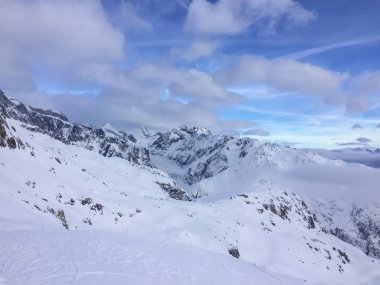 Soğuk bir kış gününde İsviçre dağları. Karla kaplı zirveler