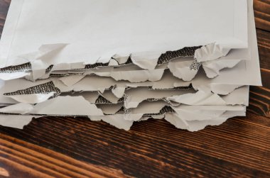 Tahta masanın üzerinde duran bir yığın açık zarf. Mektup Yığını