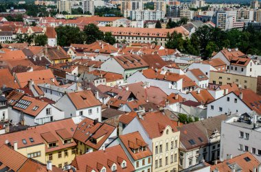 İsviçre 'deki eski ortaçağ şehri Fribourg' un havadan görünüşü 
