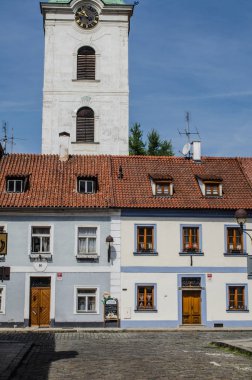 Eski ev ve mavi gökyüzü