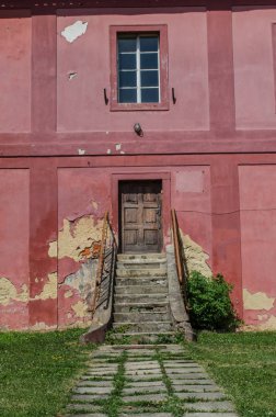 Adımlar ve kırmızı duvar eski kapı