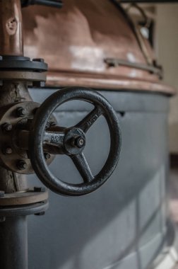 Arka planda bakır çaydanlık detayı