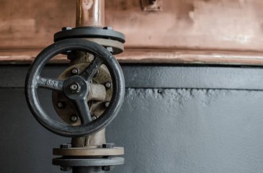 Arka planda bakır çaydanlık detayı