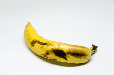Beyaz arkaplanda muz meyvesi