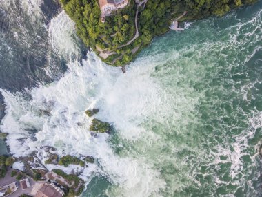 Schaffhausen yakınlarındaki Rhine Falls 'un havadan görüntüsü.
