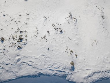 Alp bölgesindeki kayak izlerinin hava görüntüsü