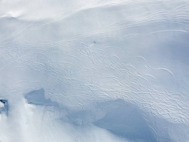 Karda kayak izlerinin hava görüntüsü. Toz içinde taşra kayağı