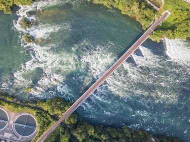İsviçre 'de Ren nehri boyunca uzanan demiryolu köprüsünün havadan görüntüsü..