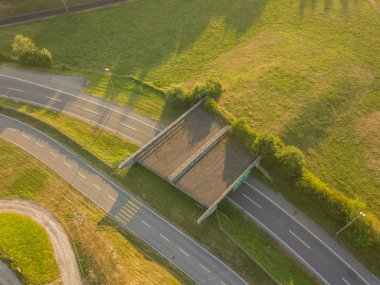 Akşam ışığında tamamlanmamış yol köprüsünün havadan görüntüsü