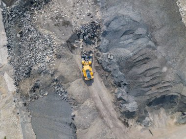 İnşaat alanındaki büyük kazıcının hava görüntüsü.