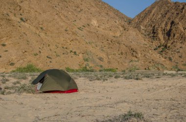Umman 'daki kumlu sahilde vahşi kamp.