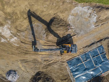 İnşaat alanındaki büyük kazıcının hava görüntüsü