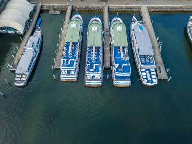 Limandaki yolcu feribotunun hava görüntüsü. İniş yapan gemiler 