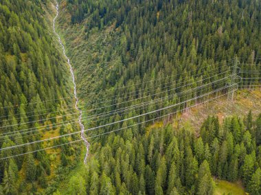 İsviçre 'nin dağlık bölgesindeki elektrik hattı direğinin hava görüntüsü