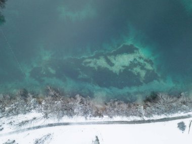 Kıyı ve deniz tabanının havadan görünüşü