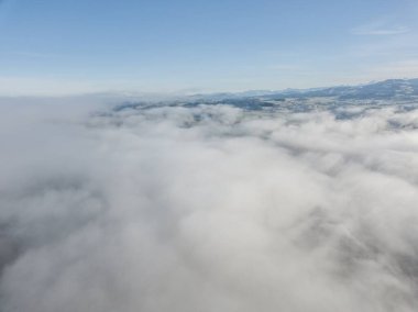 İsviçre 'nin sisle kaplı kırsal manzarasının havadan görünüşü. 