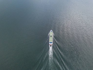 İsviçre 'de bir gölde seyir halindeki yolcu feribotunun hava görüntüsü.