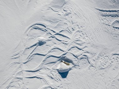 Karda kayak izlerinin hava görüntüsü. Toz içinde taşra kayağı