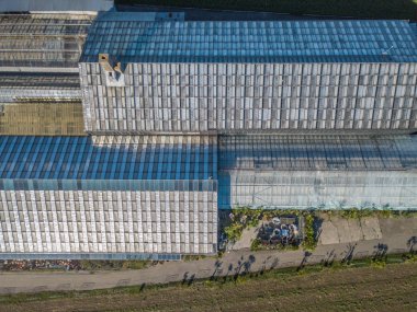 Camda yansıması olan seranın havadan görünüşü