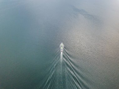 İsviçre 'de bir gölde seyir halindeki yolcu feribotunun hava görüntüsü.