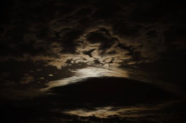 Dramatik bulutlar. Yaz akşamında gün batımı.