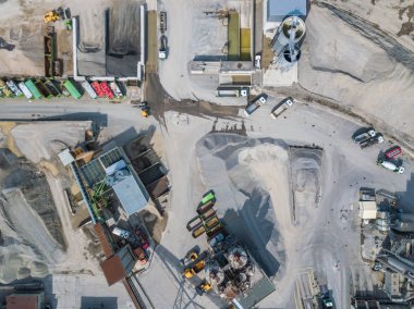 İsviçre, Avrupa 'da otoyol boyunca uzanan servis istasyonunun hava manzarası