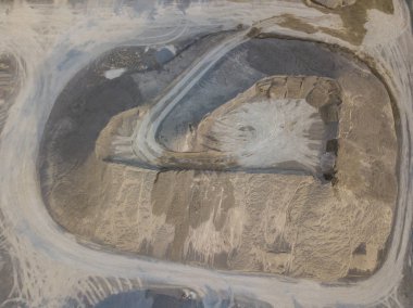 Ham madde taşımacılığı için açık çakıl ocağındaki taşıma bandının hava görüntüsü