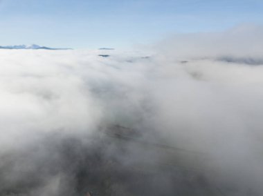 İsviçre 'nin sisle kaplı kırsal manzarasının havadan görünüşü. 