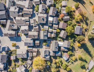 İsviçre dağlarının kırsal kesimindeki küçük evlerin havadan görünüşü