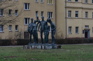 Şehrin arka planında güzel bir heykel