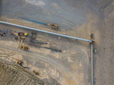 Ham madde taşımacılığı için açık çakıl ocağındaki taşıma bandının hava görüntüsü