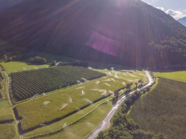 Valais Kantonu, Avrupa 'daki İsviçre' deki dağ vadisinin havadan görünüşü