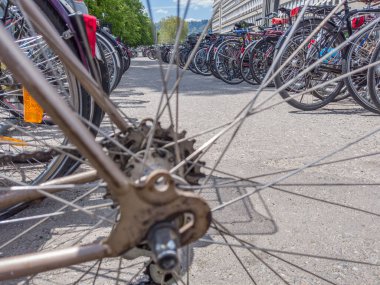 İsviçre, Zürih 'te bisikletli park yeri. Kentsel yaşam tarzı için ekolojik ulaşım kipi.