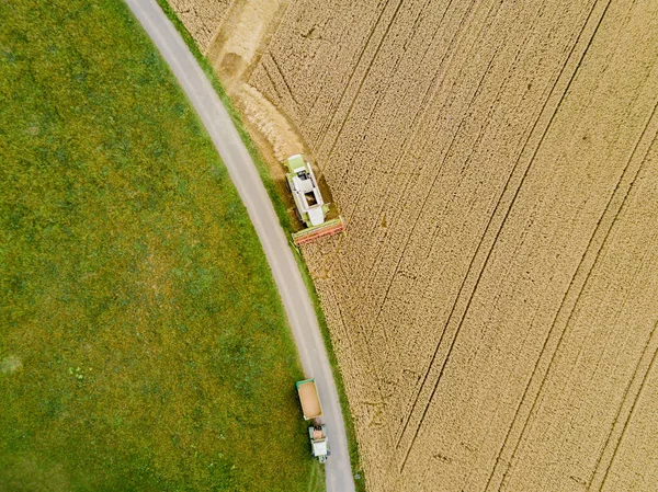 Luftaufnahme Eines Mähdreschers Auf Einem Feld — Stockfoto