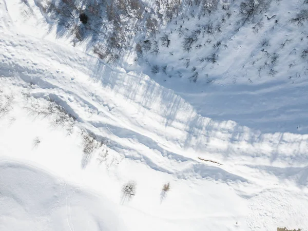 Schweiziska Berg Kall Vinterdag Snötäckta Toppar Avlägsna Områden Vacker Dal — Stockfoto