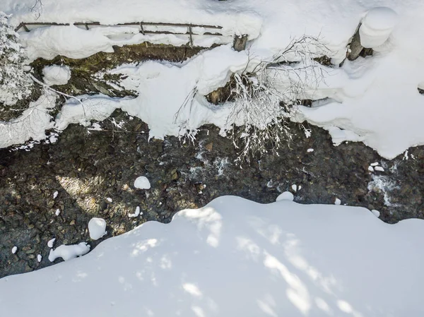 Vista Aérea Rio Thorugh Floresta Coberta Neve Cena Calma — Fotografia de Stock