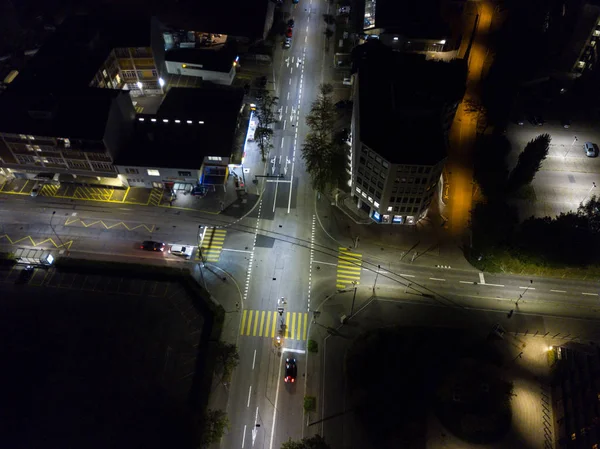 明るい光と夜のヨーロッパの都市の空中ビュー — ストック写真