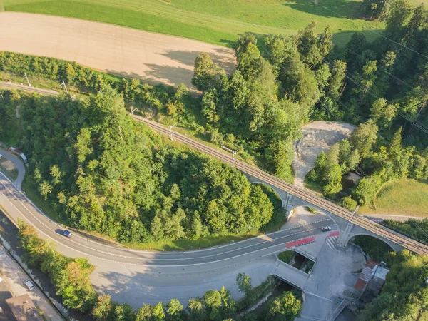 スイスの鉄道橋の交差点道路の空中ビュー — ストック写真