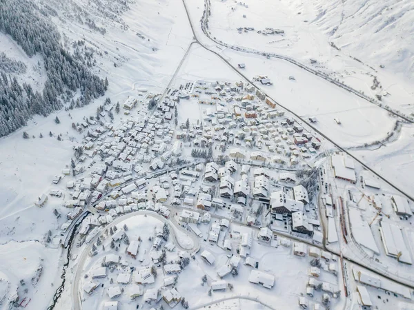 Vista Aérea Cidade Com Telhados Cobertos Neve Vila Suíça — Fotografia de Stock