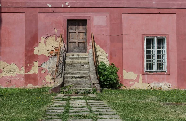 Παλιά Πόρτα Βήματα Και Κόκκινο Τοίχο — Φωτογραφία Αρχείου