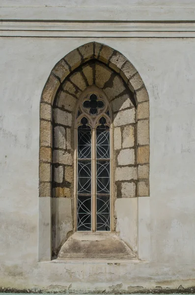 外面的旧教堂窗户 — 图库照片