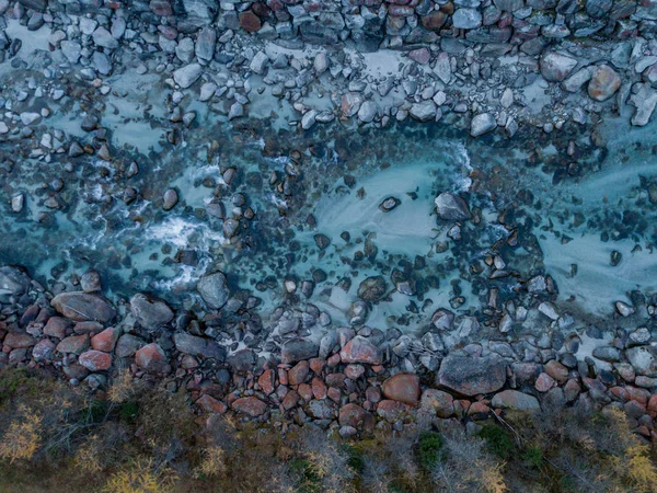 Vista Aérea Superfície Mar Tranquila Com Pedras Rochas Água — Fotografia de Stock