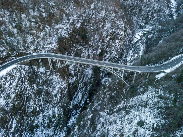 Vista Aérea Del Puente Carretera Suiza Sobre Valle Profundo —  Fotos de Stock