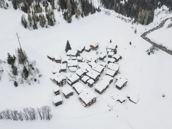 Vista Aérea Cabañas Abandonadas Zona Alpina Montaña Suiza —  Fotos de Stock