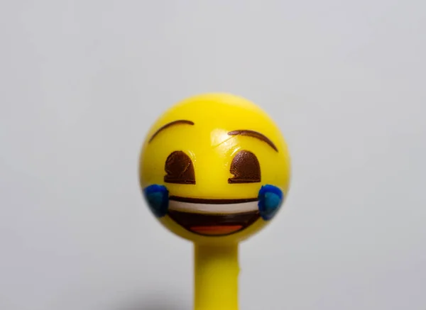 Smiley Gesichtsball Auf Hintergrund Nahaufnahme — Stockfoto