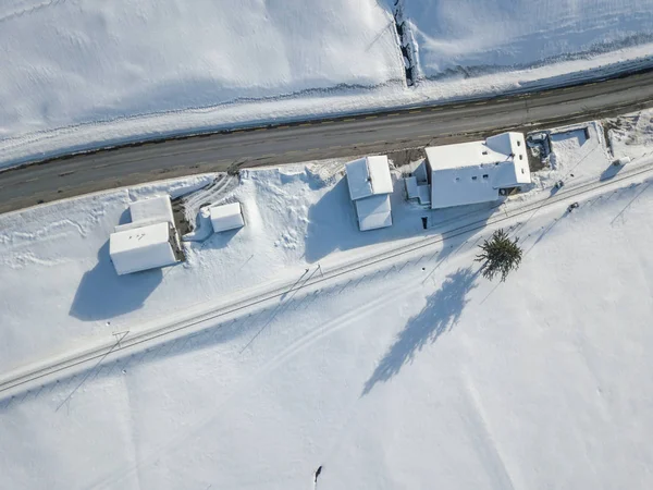 Flygfoto Över Stuga Med Snötäckt Tak — Stockfoto