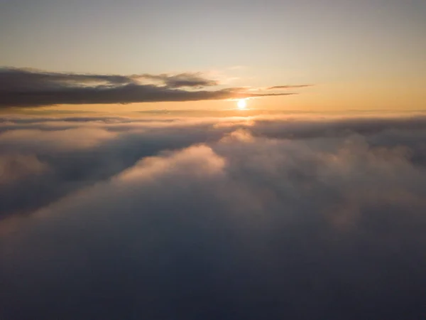 Προβολή Πάνω Από Σύννεφα Κατά Την Ανατολή Δραματική Άποψη Του — Φωτογραφία Αρχείου