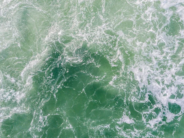 Suda Taşlar Kayalar Olan Sakin Deniz Yüzeyinin Havadan Görünüşü — Stok fotoğraf
