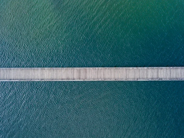 湖上人行天桥的空中景观 窄木桥 — 图库照片