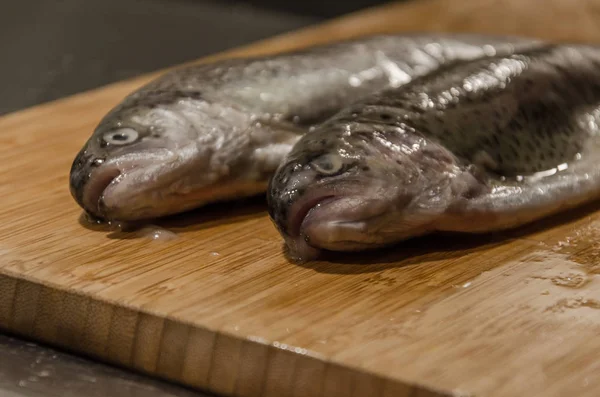 木製のテーブルの上にレインボーマス魚料理の準備 — ストック写真